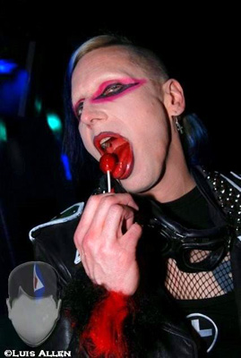 http://bootiemashup.com/eric/DGcostume02.jpg